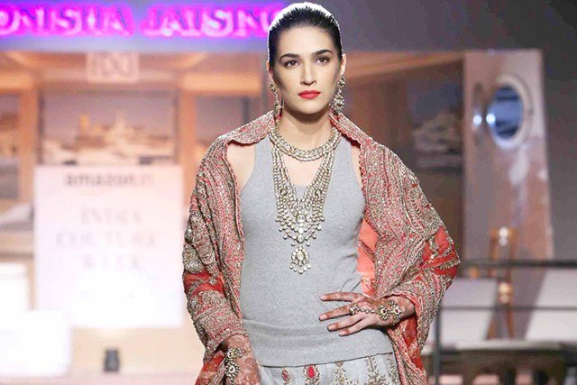 Kriti Sanon at Amazon India Couture Week 2015 6