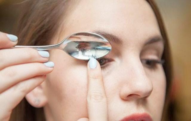 makeup hacks using spoon, Curl your lashes