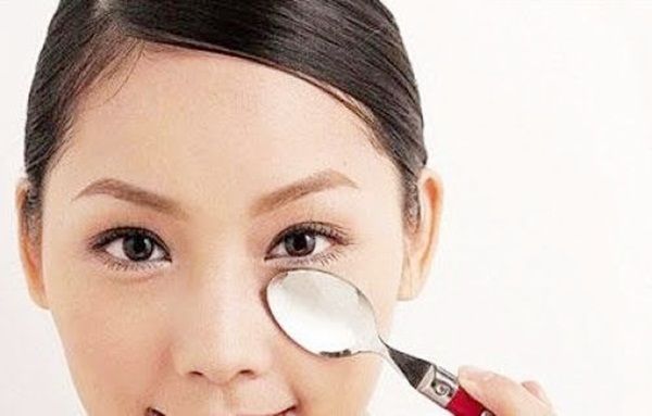 makeup hacks using spoon, Get rid of eye bags