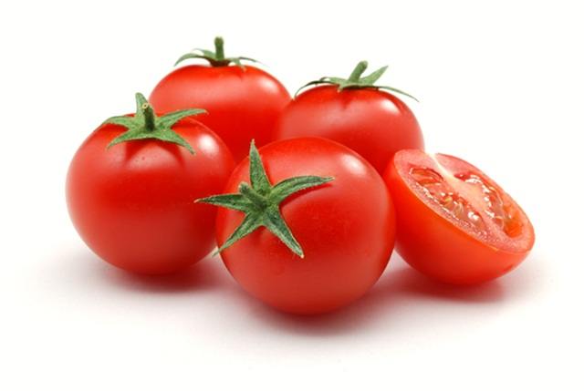 Tomato pack as Refreshing Face Packs for Summer Heat