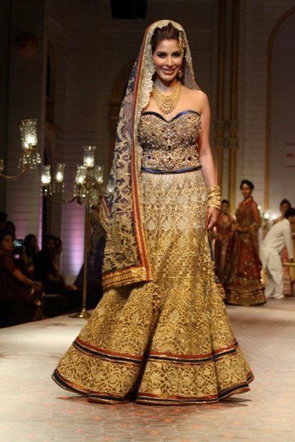 Sophie Choudry At The Aamby Valley India Bridal Fashion Week 2013