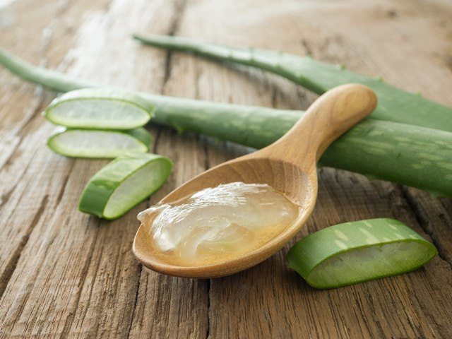 Remove Dandruff with Aloe vera, how to use Aloe Vera for Dandruff, natural treatment for dandruff, DIY dandruff care