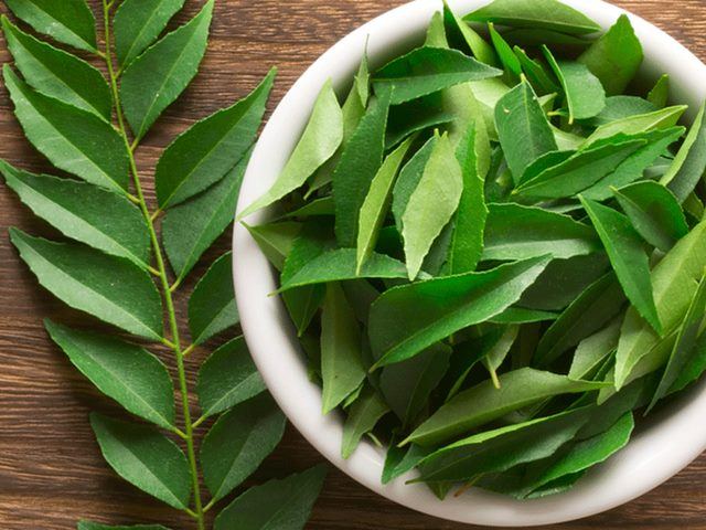 Curry leaves for skin, How to use curry leaves to treat acne, Benefits of curry leaves to cure acne, Home remedies for acne, DIY acne treatment with curry leaves, Anti acne face mask
