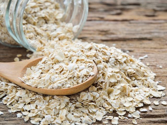 Homemade face and body scrub with oats, Homemade oats scrub, DIY oatmeal scrub, Homemade face and body scrub, Oatmeal scrub