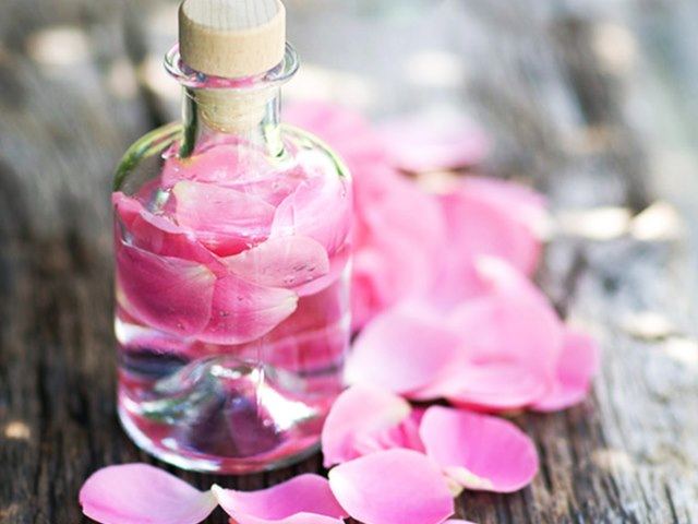 Dry skin face mask with rose water, How to use rose water to treat dry skin, Rose water face mask for dry skin, Dry skin care tips, Benefits of rose water for dry skin